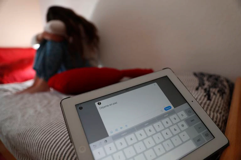 “No tienen la decencia de explicarme cómo una persona que ha abusado de un menor no va a la cárcel” 2 Una joven se tapa la cara, en una imagen de archivo.