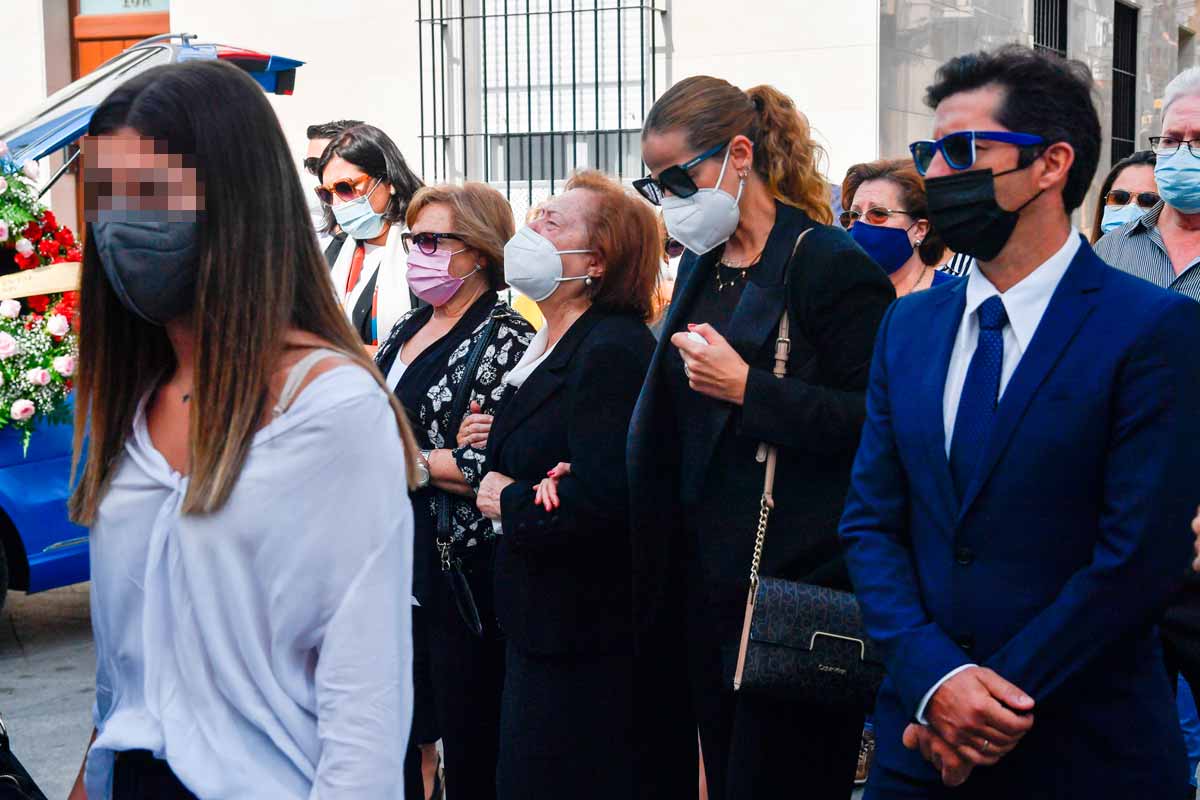 Pastora Soler se despide de su padre rodeada de amigos como Toñi Moreno 2 Pastora Soler