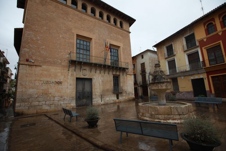 Seis detenidos por una supuesta violación grupal a una niña de 14 años 2 Los juzgados de Xátiva donde en las próximas horas pasaran a declarar los detenidos.