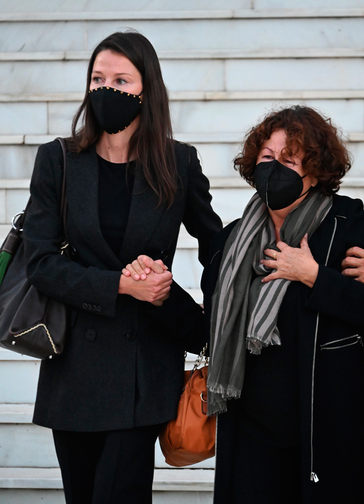 Esther Doña, rota de dolor en último adiós a su padre 3 Esther Doña