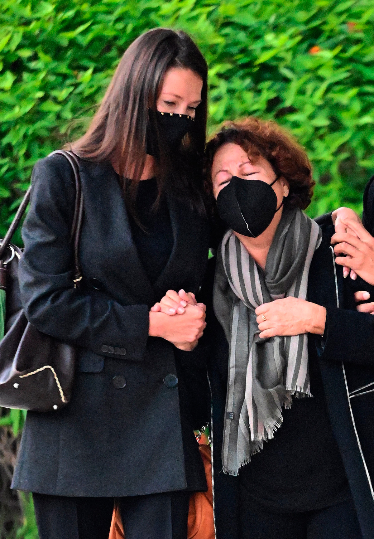 Esther Doña, rota de dolor en último adiós a su padre 4 Esther Doña