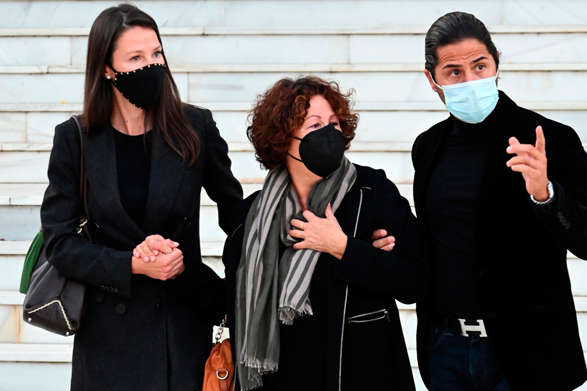 Esther Doña, rota de dolor en último adiós a su padre 5 Esther Doña