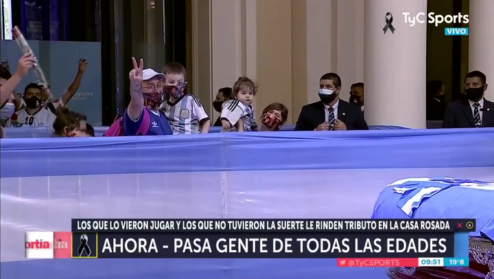 Aficionados argentinos muestran sus respetos a Maradona en el velatorio de la Casa Rosada Aficionados argentinos muestran sus respetos a Maradona en el velatorio de la Casa Rosada