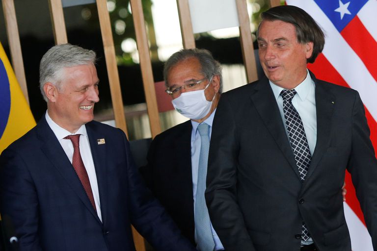 Brasil afronta su primer año en más de un siglo sin Carnaval en su verano austral 2 El presidente Bolsonaro y el consejero de Seguridad Nacional de EEUU, Robert O'Brien, (izquierda) este martes junto al ministro Paulo Guedes, de Economía, en Brasilia.