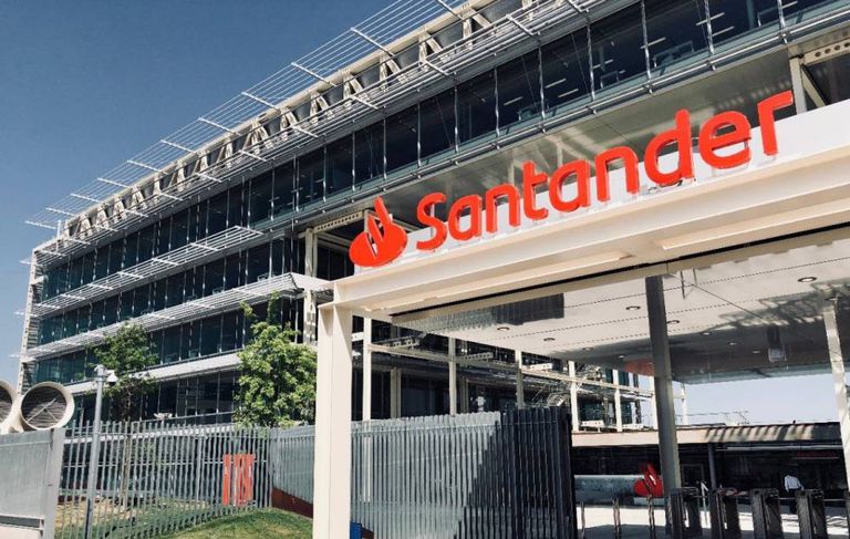 El Santander ofrece prejubilaciones a partir de los 55 años en su ERE 2 Imagen de archivo de una sede del banco Santander.
