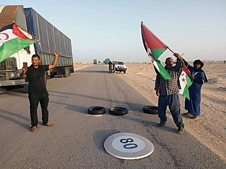 El ejército marroquí entra en el sur del Sáhara para disolver una protesta del Frente Polisario 2 Varios saharauis procedentes de los campos de refugiados en Argelia bloquean al paso fronterizo de Guerguerat, el pasado 21 de octubre.