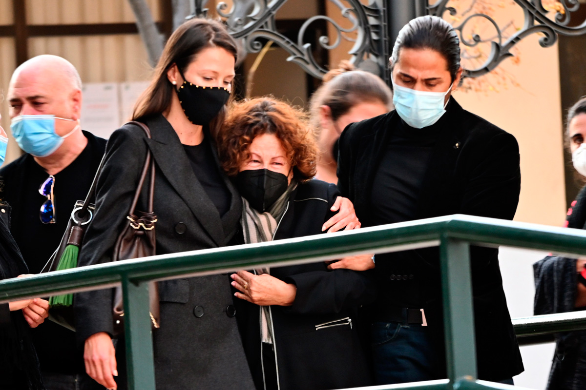 Esther Doña, rota de dolor en último adiós a su padre 2 Esther Doña