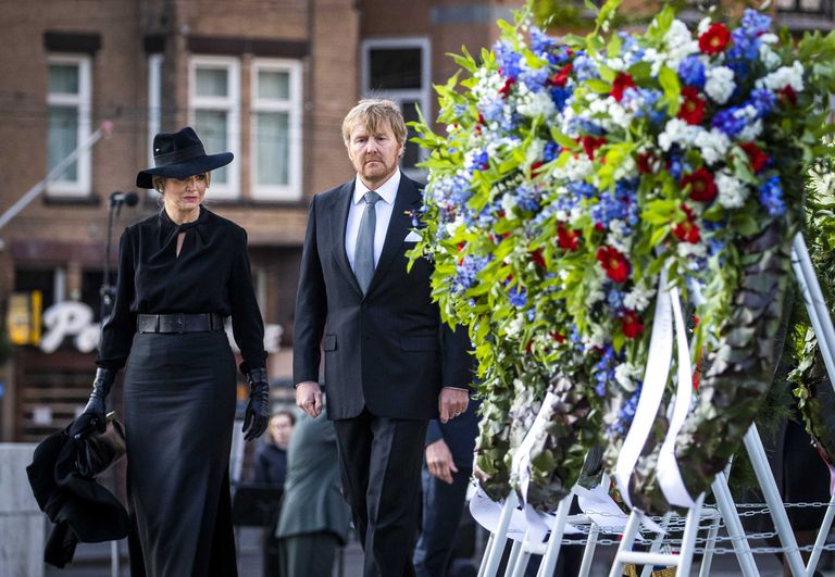 La Iglesia protestante de los Países Bajos admite que no hizo suficiente por los judíos perseguidos por los nazis 2 El rey y la reina de los Países Bajos, Guillermo y Máxima, tras dejar flores como homenaje a los caídos durante la II Guerra Mundial, este lunes en Ámsterdam.