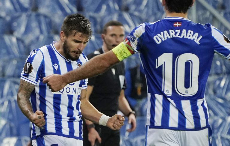 La Real hace lo que debe ante el Granada 2 Portu celebra su tanto contra el AZ en Anoeta este jueves.