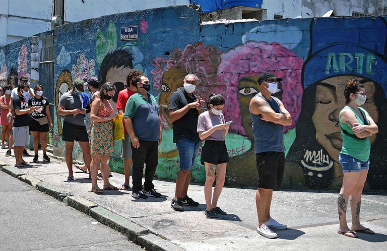 La derrota de Trump golpea al populismo pero no lo tumba 2 Cola este domingo en Río para votar en las elecciones municipales.