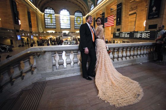 La gran historia del valenciano Guastavino, el arquitecto de Nueva York 2 Una pareja de novios posa en la estación.