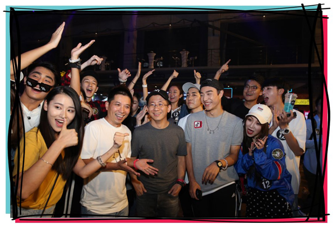 La multitud se vuelve loca por Yiming 2 Yiming y Lidong aparecen en un evento promocional de Douyin que marca el primer aniversario de la aplicación en septiembre de 2017