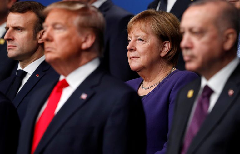 Merkel invita a Biden a trabajar “codo con codo” para afrontar los retos globales 2 Trump posa con Marcon, Merkel y Erdogan, durante la foto de familia de la reunión de la OTAN cebrada en Watford, en diciembre pasado.