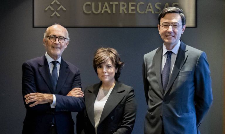 Sáenz de Santamaría y los otros 11 consejeros de Cuatrecasas ganaron 11,5 millones en 2019 2 Sáenz de Santamaría, con Rafael Fontana, presidente ejecutivo de Cuatrecasas (izquierda), y Jorge Badía, director general.