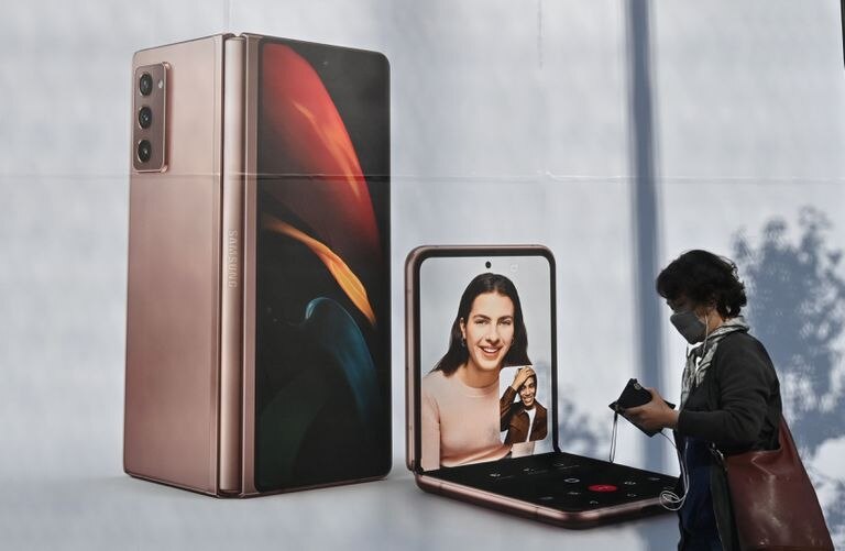 Samsung o el reto de sobrevivir al gran patrón 2 Una mujer pasa por delante de un anuncio de teléfonos inteligentes de Samsung en Seúl.