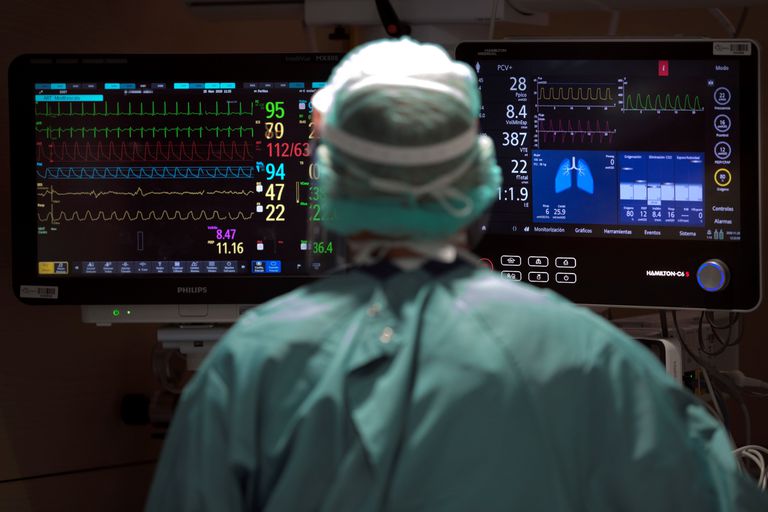 Sanidad abarata el precio máximo de medicamentos como la amoxicilina o el ácido acetilsalicílico 2 Un profesional sanitario trabaja en la UCI del hospital Vall d'Hebron de Barcelona, el 25 de noviembre.