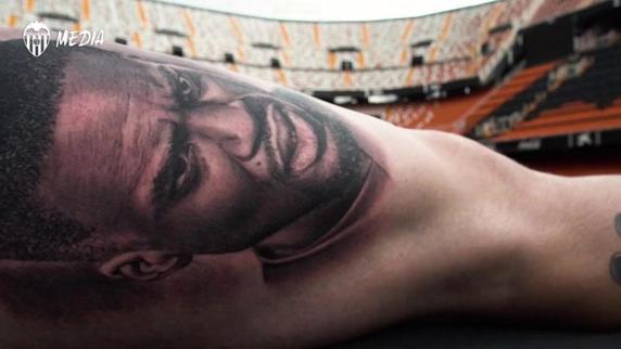 ¿Y ahora qué hace el hincha del Valencia que se tatuó la cara de Kondogbia? 1 Y ahora que hace el hincha del Valencia que se