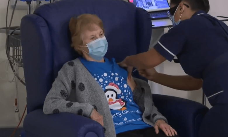 La mujer nonagenaria del Reino Unido, la primera persona del mundo en recibir la vacuna Pfizer Covid-19 1 La mujer nonagenaria del Reino Unido la primera persona del
