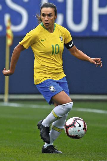 Marta, la mejor futbolista del mundo, oficializa su noviazgo con una compañera de equipo 5 Marta durante un partido con la selección de Brasil en marzo.