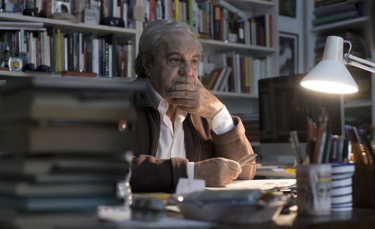 El Ayuntamiento de Barcelona defiende el homenaje a Marsé y Zafón porque “la lengua no es un criterio” 2 El escritor Juan Marsé, en su casa de Barcelona, en 2014.