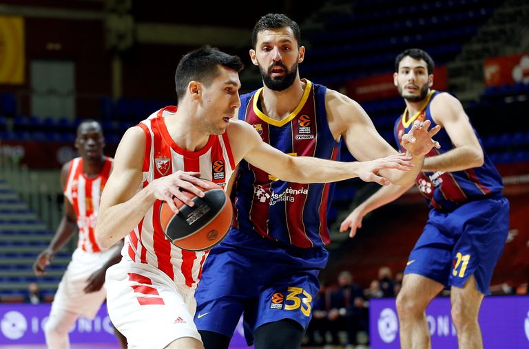El Barça barre en Belgrado y recupera el liderato 2 Mirotic intenta frenar a Dobric.