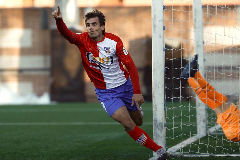 El Eibar se descuelga de la Copa ante un Segunda B 2 Juan Esnaider celebra el segundo gol de su equipo ante el Eibar este domingo en el Estadio Municipal Mariano González.