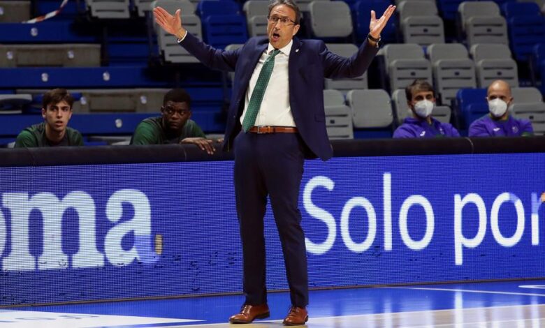 El Unicaja, rival del Barça, se juega su futuro europeo sumido en una crisis 1 El entrenador del Unicaja, Luis Casimiro, está en la cuerda floja