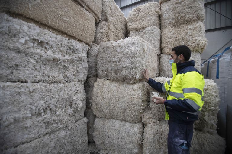 El amo gallego del reciclaje de basuras 2 Un trabajador en la planta de reciclaje de plásticos de Valtalia en O Carballiño (Ourense).