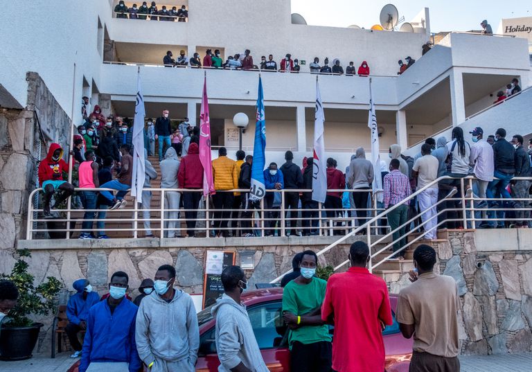 El embudo migratorio en Canarias tensa la convivencia en las islas 2 Un grupo de casi un centenar de migrantes, la mayoría senegaleses y malienses, se concentra en el hotel del sur de Gran Canaria donde se alojan para demandar que se les permita viajar a la Península.