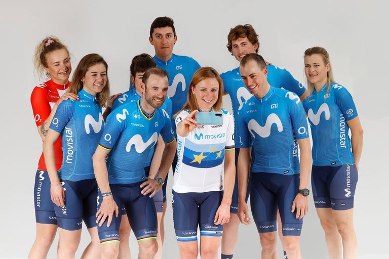 “En el Movistar ven a hombres y mujeres como iguales” 2 Van Vleuten, en el centro, con el maillot de campeona de Europa, se hace un selfi con los corredores del Movistar.