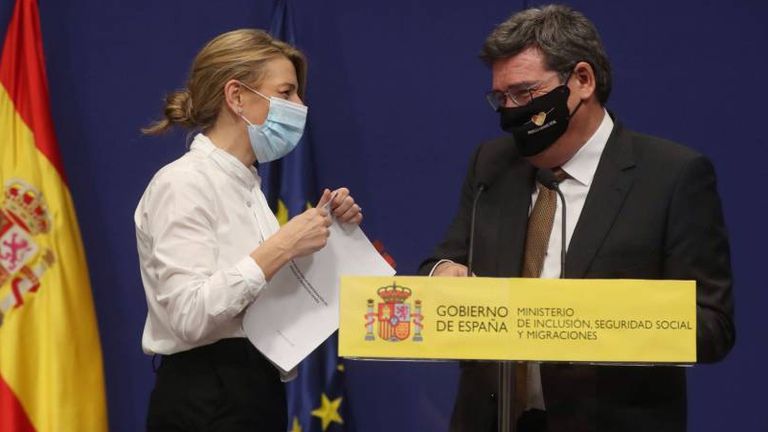 Estas son las reformas en pensiones y el mercado de trabajo que el Gobierno ha enviado a Bruselas 2 La ministra de Trabajo y Economía Social, Yolanda Díaz, y el ministro de Inclusión, Seguridad Social y Migraciones, José Luis Escrivá, ayer.