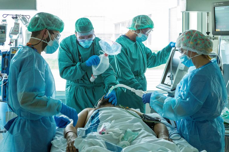 La cifra de nuevos diagnósticos bate otro récord: 44.357 positivos en un día 2 Profesionales del personal sanitario de las UCI del Hospital Universitario de Bellvitge para pacientes covid este jueves.