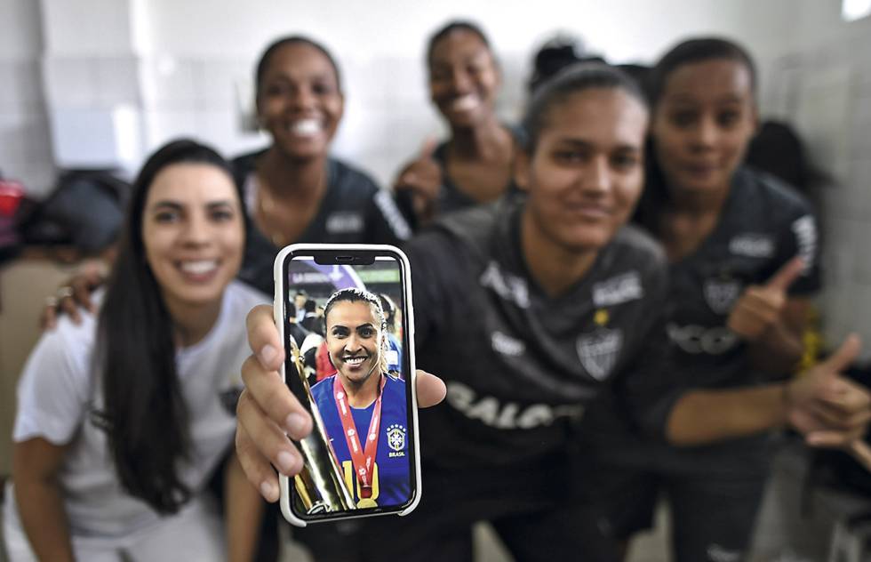 Marta, la mejor futbolista del mundo, oficializa su noviazgo con una compañera de equipo 2 Las jugadoras del Atlético MG muestran una foto de Marta Vieira.
