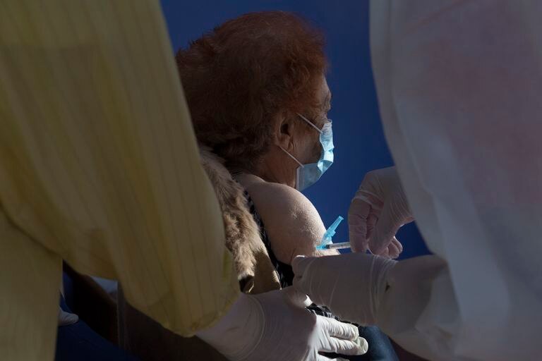 Más de seis millones de mayores de 70 recibirán la vacuna de la covid a partir de marzo 2 Imagen de la vacunación contra la covid en una residencia de San Pedro del Pinatar, en Murcia.