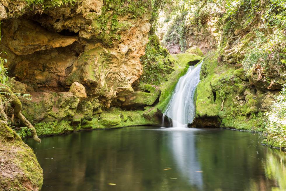 Córdoba en verde: jardines, senderos, patios y laberintos 3 Una cascada cae sobre una piscina natural en los Baños de Popea, en Córdoba.