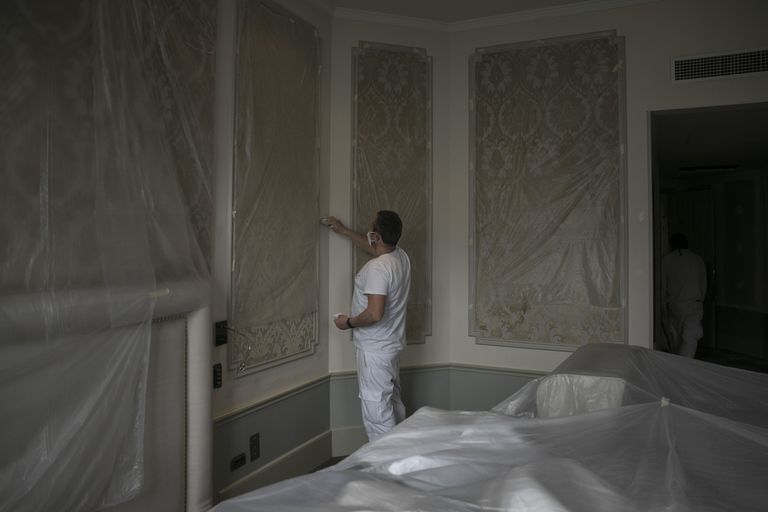 Barcelona prepara la reapertura de 70 hoteles en los próximos meses 2 Reforma en el Hotel Palace de Barcelona.