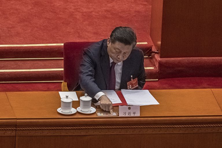 China aprueba una reforma electoral en Hong Kong para impedir que la oposición llegue al poder 2 El presidente chino, Xi Jinping, presiona el botón para votar sobre la reforma del sistema electoral en Hong Kong, el 11 de marzo de 2021.