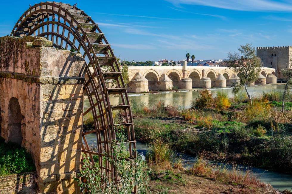 Córdoba en verde: jardines, senderos, patios y laberintos 2 El molino medieval de la Albolafia y, al fondo, el puente romano de Córdoba que atraviesa el Guadalquivir.