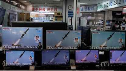 Corea del Norte lanza dos misiles balísticos desde su costa oriental 2 Varios televisores de una tienda en Corea del Sur muestran el lanzamiento de misiles desde Corea del Norte, el pasado 24 de marzo.