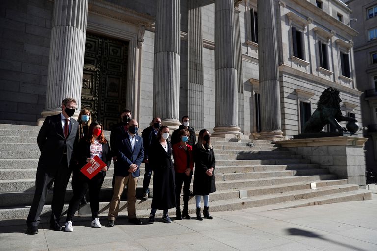 El Supremo recibe el certificado de que los presos del ‘procés’ repararon el daño 2 Diputados de ERC, JxCAT, CUP y PdeCAt en las escalinatas del Congreso este martes antes de presentar la Ley de Amnistía que registrarán este miércoles.