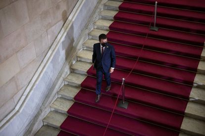 Junts lleva al límite la relación con Esquerra al abortar la investidura 2 El candidato a la presidencia, Pere Aragonés, baja las escaleras del Parlament.