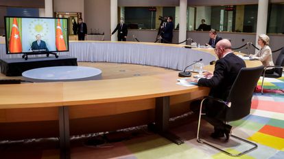 La UE ofrece a Erdogan una nueva oportunidad de entendimiento 2 La presidenta de la Comisión Europea, Ursula von der Leyen, y el jefe del Consejo, Charles Michel, se reunían por videoconferencia con Erdogan, el lunes en Bruselas.