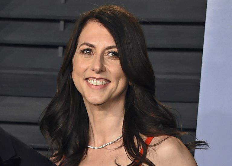 La exesposa de Bezos se casa con un profesor del instituto al que van sus hijos 2 MacKenzie Scott, en marzo de 2018, cuando aún estaba casada con Jeff Bezos, en Beverly Hills.