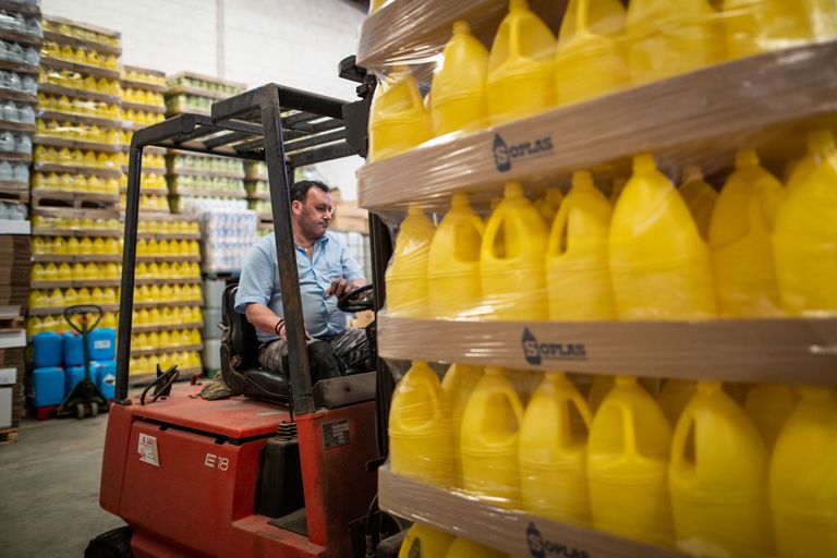 La lejía vive su momento de gloria 2 Un trabajador de Lejias Cile, en la fábrica de la marca en Albolote, Granada