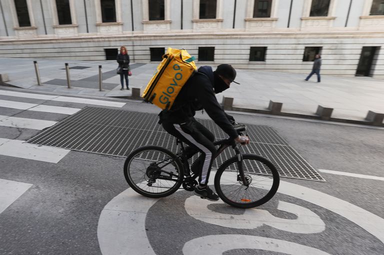 La vía del consenso 2 Un ciclista repartidor de Glovo por la Carrera de San Jerónimo de Madrid.
