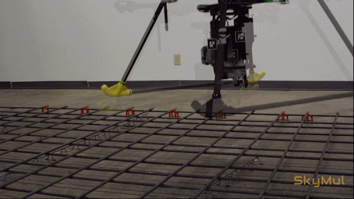 Los drones de SkyMul aseguran las barras de refuerzo sobre la marcha para acelerar la construcción 2 Imagen animada de un dron flotando sobre barras de refuerzo y atándolas en las intersecciones.
