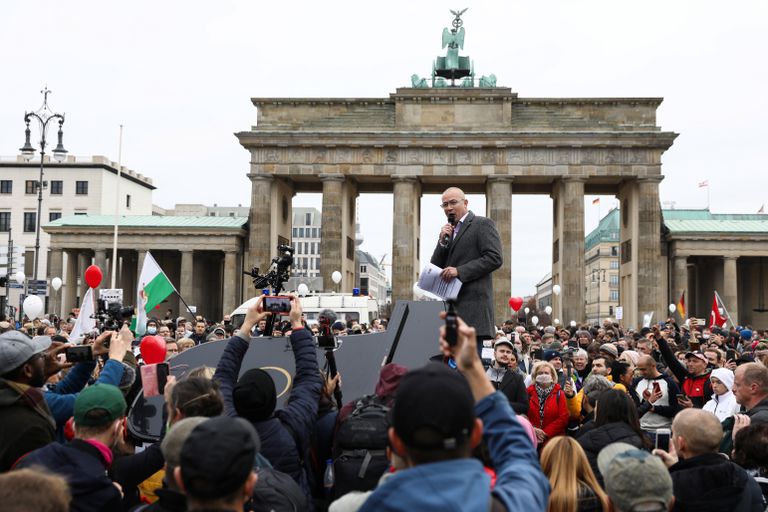Los servicios secretos alemanes ponen al partido ultraderechista AfD bajo vigilancia formal 2 Hansjoerg Mueller, diputado por la AfD, habla en una protesta contra las restricciones para combatir el coronavirus, en Berlín el pasado noviembre.
