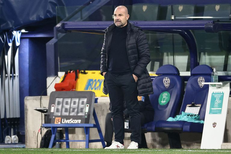 Paco López: “No tengo un modelo de juego, eso va quedando atrás” 2 Paco López, en el banquillo del Levante en un partido el pasado febrero.