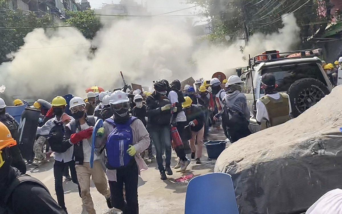 Policía de Myanmar disuelve protestas tras día más sangriento desde el golpe 2 Policia de Myanmar disuelve protestas tras dia mas sangriento desde