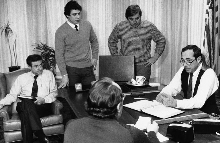 Todos contra Andrew Cuomo 2 Andrew Cuomo (de pie, izquierda) asiste a una reunión de su padre, Mario Cuomo, entonces gobernador de Nueva York, en 1978.